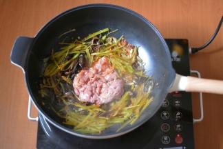 接着加入肉丝继续翻炒1分钟，加入少量的白糖和醋，生抽继续翻炒。