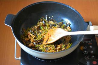 翻炒至肉丝完全熟透，起锅装盘撒上适量的葱就可以啦。