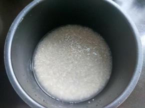大米洗净，放清水，刚刚淹过大米。
