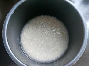 大米洗净，放清水，刚刚淹过大米。