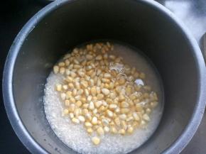 放玉米，一勺猪油。