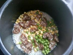 放豌豆，香肠，放盐。
