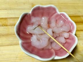 虾仁用牙签去虾线清水洗净备用