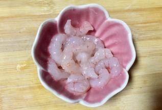 虾仁亚麻籽油搅拌均匀