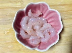 虾仁亚麻籽油搅拌均匀