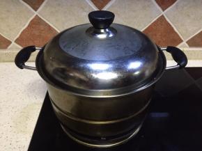 带蒸格的锅烧水，备蒸