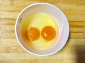 鸡蛋打入碗