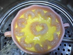 取下保鲜膜按自己喜欢的造型放上虾仁，再蒙上保鲜膜继续蒸五分钟左右就好了
