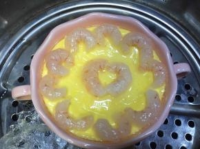 取下保鲜膜按自己喜欢的造型放上虾仁，再蒙上保鲜膜继续蒸五分钟左右就好了