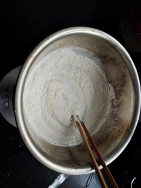 面粉加入盐酵母拌匀