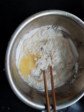 加入15克油和180克温水，先办成面碎