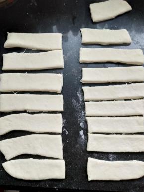 切成长十厘米宽三厘米的面片