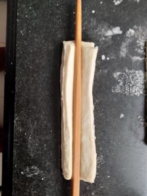 两张叠加用筷子按下