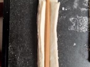 两张叠加用筷子按下