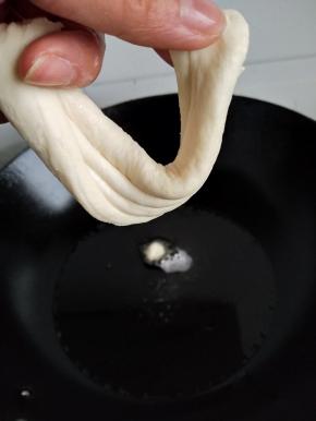 热锅入油微微冒烟就可以放入油条