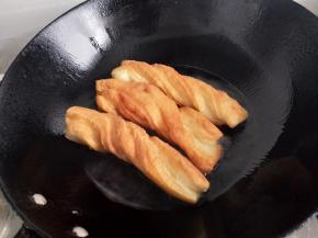 炸到金黄就可以捞出