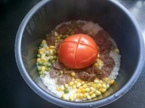 好了，打开盖子，将番茄皮轻轻撕去。