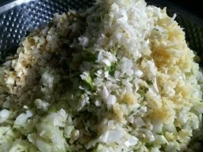 挤好的白菜放入葱末，蒜末，姜末。