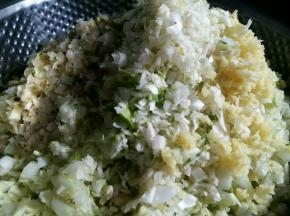 挤好的白菜放入葱末，蒜末，姜末。