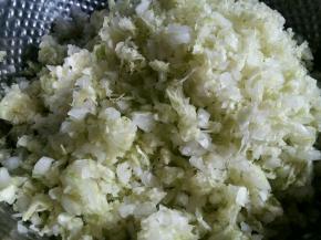 用盐压好的白菜碎放入干净的纱布中挤出水份，不要一次性放进去，不好挤。每次少放些白菜。