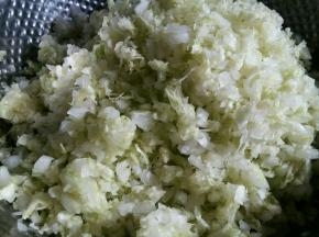 用盐压好的白菜碎放入干净的纱布中挤出水份，不要一次性放进去，不好挤。每次少放些白菜。