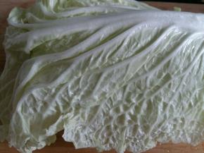 白菜叶洗净控水。