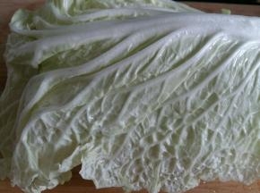 白菜叶洗净控水。