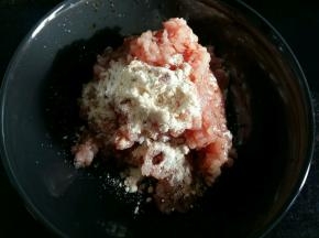 猪肉倒入鸡粉，鲜味汁，搅拌均匀腌制10分钟。