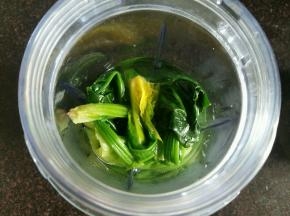 焯好的菠菜放入料理机中，倒入半碗水打成菠菜汁。