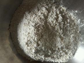 面粉倒入盆中。