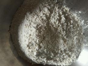 面粉倒入盆中。