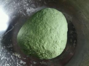 面粉中少量多次加入菠菜汁，调成絮，然后揉成面团。白色面团就用温水和面就行。揉好的面团盖上保鲜膜醒20分钟。