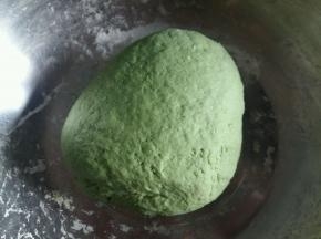 面粉中少量多次加入菠菜汁，调成絮，然后揉成面团。白色面团就用温水和面就行。揉好的面团盖上保鲜膜醒20分钟。