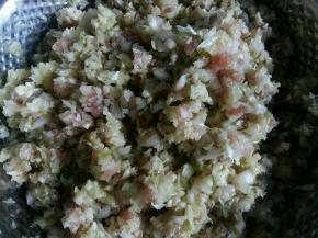 醒面团的时候把菜馅调好。猪肉倒入白菜中，搅拌均匀，然后倒入2勺生抽，适量菜籽油，适量盐调匀。（也可以加一些十三香哦。）