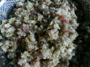 醒面团的时候把菜馅调好。猪肉倒入白菜中，搅拌均匀，然后倒入2勺生抽，适量菜籽油，适量盐调匀。（也可以加一些十三香哦。）