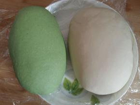 醒好的面团重新揉光滑。