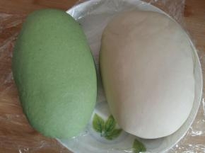 醒好的面团重新揉光滑。