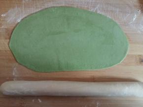 取小块白色面团和绿色面团，白色面团搓成长条，绿色面团擀成长片，长度和白色面团要出不多。