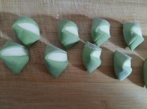 切成大小均匀的小剂子。