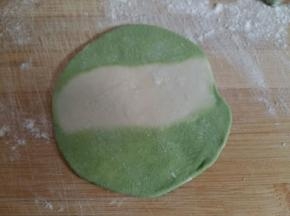 每个剂子擀成一个圆形的饺子皮。