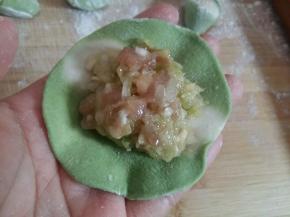 包上菜馅。