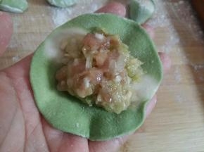包上菜馅。