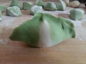 包成自己喜欢的形状。我这是挤的饺子。