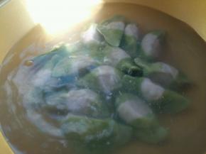 饺子开水下锅。每次煮开后加少许凉水，加两次就行。饺子煮至浮起来就熟了。