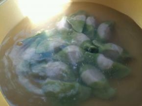 饺子开水下锅。每次煮开后加少许凉水，加两次就行。饺子煮至浮起来就熟了。