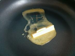 黄油放入锅中融化。