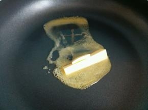 黄油放入锅中融化。