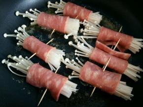 放入金针菇培根卷，小火煎。