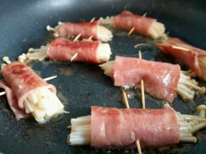 煎至金针菇变软即可。