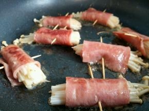 煎至金针菇变软即可。